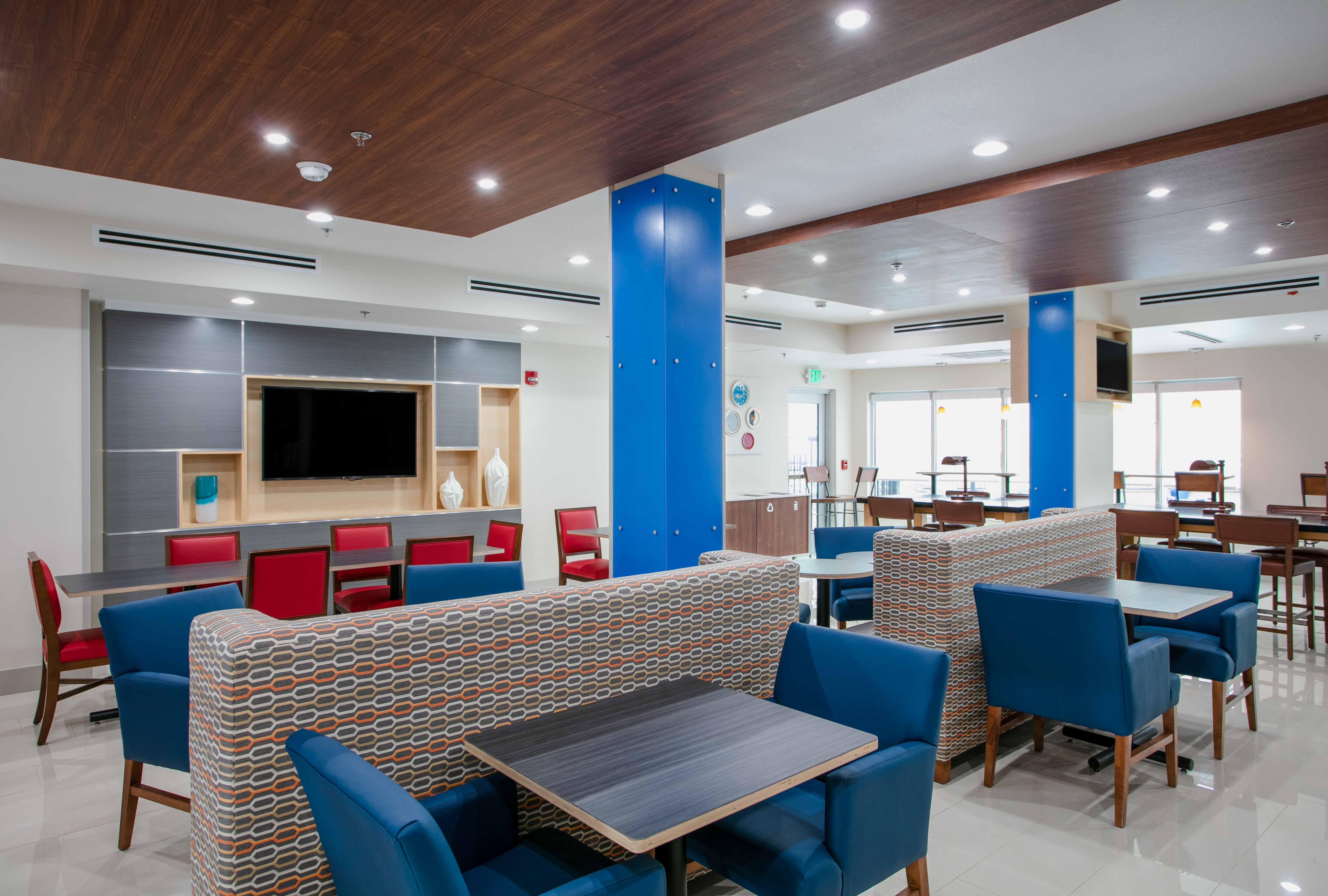 Holiday Inn Express & Suites Oakhurst-Yosemite Park Area By Ihg Exterior photo